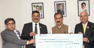 हिम न्यूज़,शिमला­-हिमाचल प्रदेश में भारतीय स्टेट बैंक (एसबीआई) के कर्मचारियों ने अपने एक दिन के वेतन के रूप में आपदा राहत कोष-2023 में 77,29,825 रुपये का योगदान दिया है। इस राशि का चेक आज यहां एसबीआई के मुख्य महाप्रबंधक विनोद जायसवाल ने मुख्यमंत्री ठाकुर सुखविंदर सिंह सुक्खू को भेंट किया।