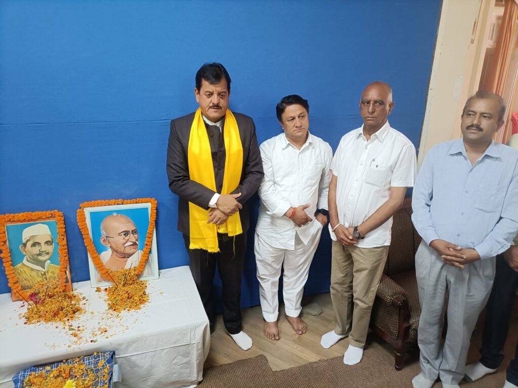Sunder Singh Thakur paid homage before the statue of Mahatma Gandhi