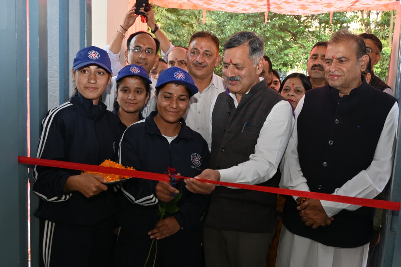 हिम न्यूज़ ,बिलासपुर: नगर एवं ग्राम नियोजन, आवास, तकनीकी शिक्षा, व्यावसायिक एवं औद्योगिक प्रशिक्षण मंत्री राजेश धर्माणी ने आज जिला पुस्तकालय परिसर बिलासपुर में 46 लाख रूपए की लागत से निर्मित अतिरिक्त डिजिटल लाइब्रेरी भवन का उद्घाटन किया।
इस मौके पर बोलते हुए राजेश धर्माणी नेे कहा कि इससे पहले मुख्यमंत्री ठाकुर सुखविंद्र सिंह सुक्खू ने प्रदेश की पहली डिजिटल लाइब्रेरी का शुभारंभ किया था। बच्चों को और अधिक सुविधा प्रदान करने के उद्देश्य से नेशनल मिशन ऑन लाइब्रेरी के अंतर्गत इस अतिरिक्त भवन का निर्माण किया गया है, जिसमें स्थानीय विद्यार्थियों के लिए अलग से अध्ययन कक्ष बनाया गया है तथा 16 कंप्यूटर स्थापित किए गए हैं।

उन्होंने कहा कि यह पहल डिजिटल शिक्षा को सशक्त बनाने की दिशा में एक अहम कदम है। इस लाइब्रेरी में पारंपरिक पुस्तकालयों की तुलना में संसाधनों का बड़ा और अधिक सुलभ संग्रह उपलब्ध है, जिसमें वह सामग्री भी शामिल है जो सामान्य पुस्तकालयों में प्रायः नहीं मिलती। इस भवन में सीसीटीवी कैमरा निगरानी, ऑटोमेशन नेटवर्किंग, पूर्ण वाई-फाई सुविधा और उच्च गुणवत्तायुक्त फर्नीचर उपलब्ध करवाया गया है।

उन्होंने कहा कि इस डिजिटल लाइब्रेरी के माध्यम से स्थानीय बच्चों को अनेक प्रकार के लाभ प्राप्त होंगे। यह उन्हें ऑनलाइन अध्ययन सामग्री, प्रतियोगी परीक्षाओं की तैयारी हेतु डिजिटल संसाधन, ईदृबुक्स और शैक्षणिक वीडियो तक निःशुल्क पहुँच प्रदान करेगी। ग्रामीण क्षेत्रों से आने वाले विद्यार्थियों को अब उच्च गुणवत्ता की शिक्षा सामग्री तक पहुँचने के लिए दूर नहीं जाना पड़ेगा। लाइब्रेरी के माध्यम से बच्चे तकनीकी दक्षता भी हासिल करेंगे, जिससे वह भविष्य में डिजिटल माध्यमों का बेहतर उपयोग कर सकेंगे। यह लाइब्रेरी छात्रों को स्व-अध्ययन की संस्कृति विकसित करने और अनुसंधान व नवाचार के क्षेत्र में आगे बढ़ने के लिए प्रेरित करेगी।

उन्होंने कहा कि इस लाइब्रेरी से छात्रों और शोधकर्ताओं को महंगी पाठ्यपुस्तकें या संदर्भ सामग्री खरीदने की आवश्यकता नहीं पड़ेगी, जिससे लागत में उल्लेखनीय बचत होगी। यह व्यवस्था न केवल ज्ञान के विस्तार में सहायक होगी बल्कि शोधकर्ताओं को विशेष शोध डेटाबेस और डिजिटल रिकॉर्ड संकलन की सुविधा भी प्रदान करेगी।

राजेश धर्माणी ने कहा कि यह पहल पारंपरिक ज्ञान को डिजिटल शिक्षा से जोड़ने का सेतु बनेगी, जिससे आधुनिक शिक्षा व्यवस्था को मजबूती मिलेगी। उन्होंने यह भी कहा कि डिजिटल लाइब्रेरी सामाजिक दृष्टि से भी महत्वपूर्ण है क्योंकि यह जानकारी के लोकतांत्रिक प्रसार को बढ़ावा देती है और शैक्षिक सामग्री तक व्यापक पहुँच सुनिश्चित करती है।इस अवसर पर पूर्व विधायक तिलक राज शर्मा, एपीएमसी अध्यक्ष सतपाल वर्धन, बिलासपुर कॉलेज के प्रिंसिपल एस. कटवाल सहित अन्य गणमान्य व्यक्ति उपस्थित रहे।

